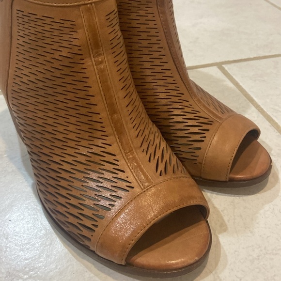 Vince Camuto, Perp toe booty sandals - Picture 3 of 5